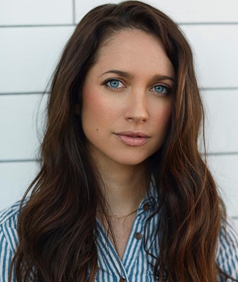 The 36-year old daughter of father (?) and mother(?) Maiara Walsh in 2024 photo. Maiara Walsh earned a  million dollar salary - leaving the net worth at 1 million in 2024