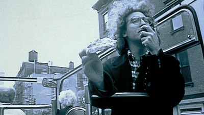 Bennett Miller røyker sigarett (eller hasj)
