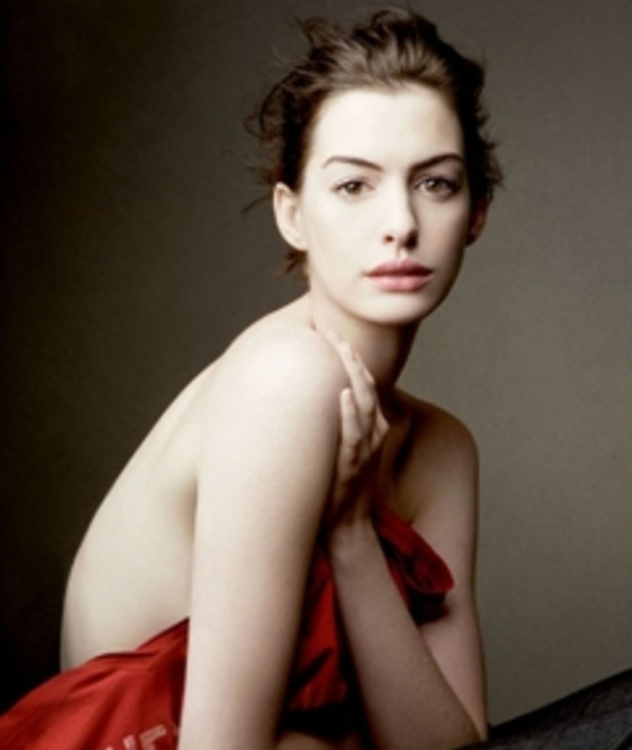 anne hathaway biography in english