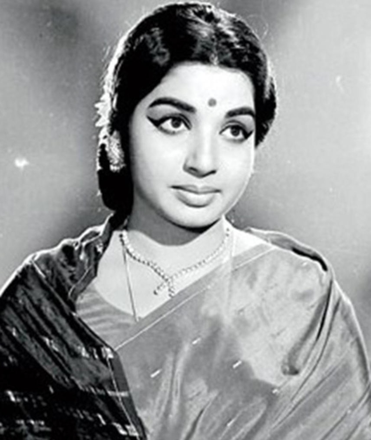 Watch Jayalalithaa Sing, Speak of Life and MGR in This Interview