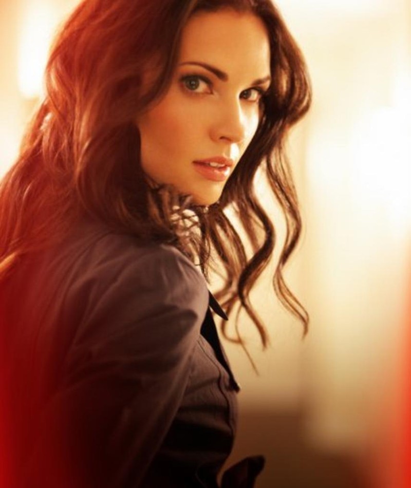 Photo of Laura Mennell