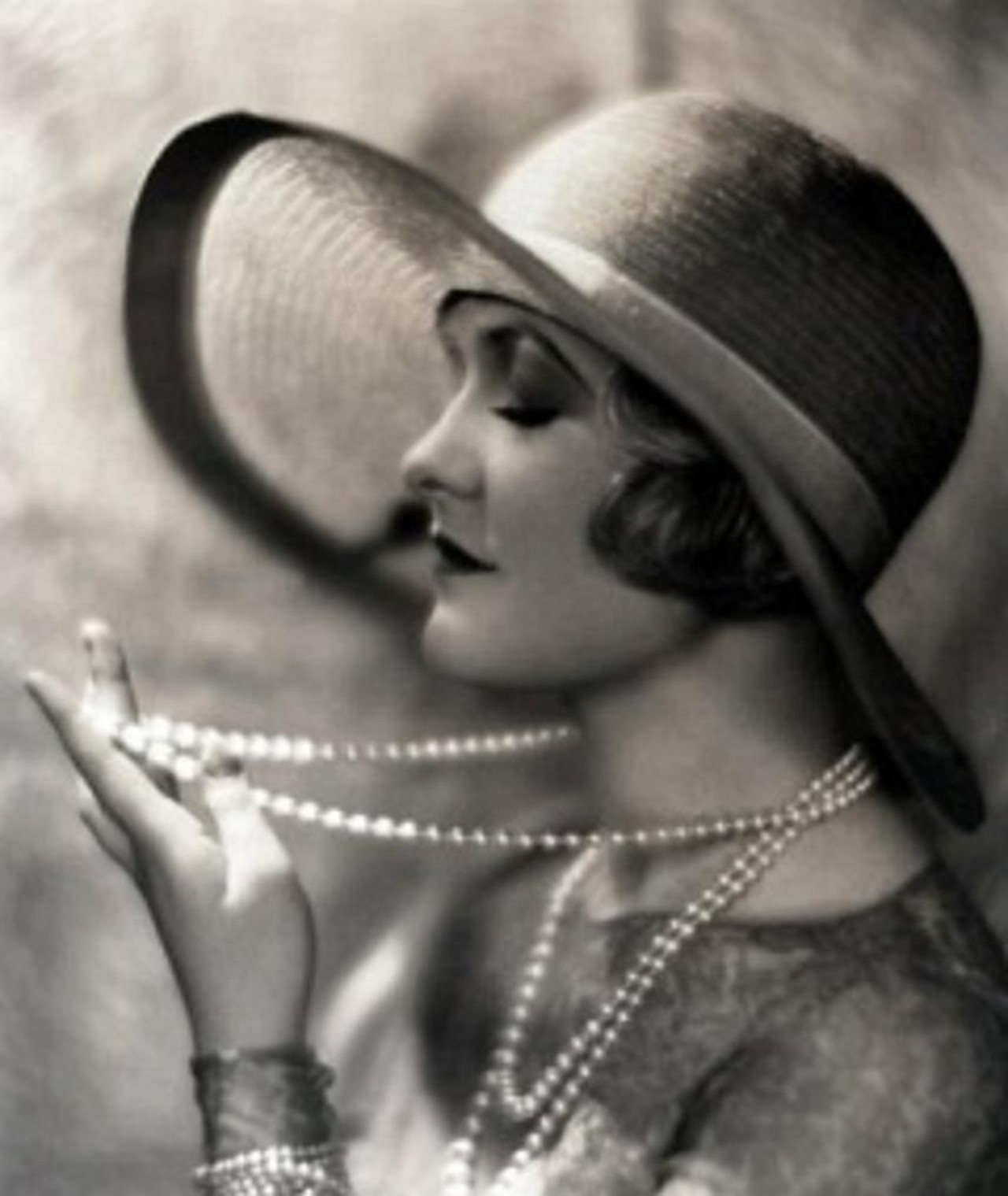 Дама ретро старое. Дама в шляпке ретро. Фотопортрет в стиле ретро. Стиль 1920-х годов. Шляпки в стиле 20х годов.