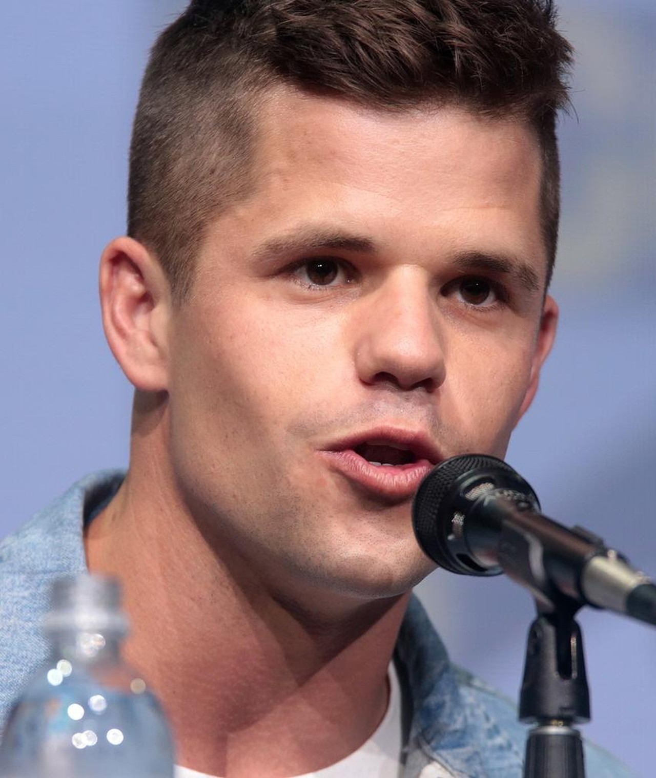 Photo of Charlie Carver