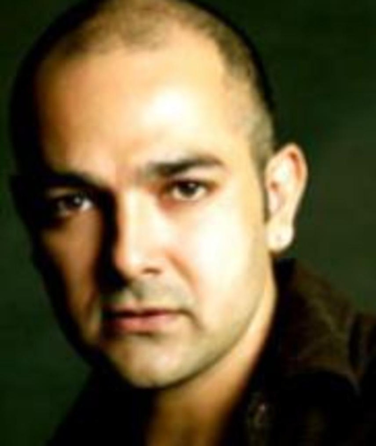 Aamir Khan's haircut session to get the 'Ghajini' look - Bollywood Hungama