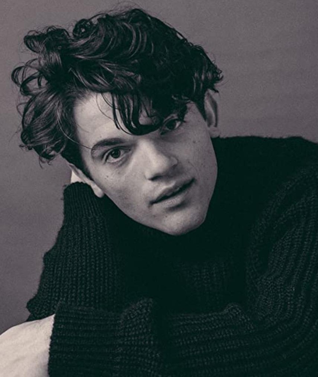 ¿Cuánto mide Edward Bluemel? Image-w856