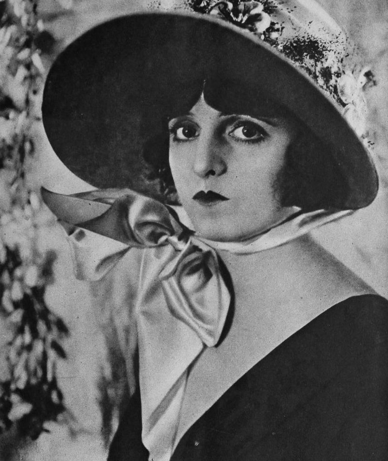 Mona Lisa Filem Bio Dan Senarai Di Mubi