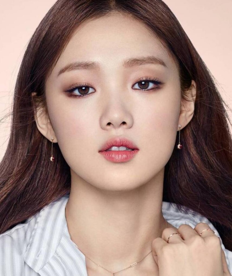 Photo of Lee Sung-kyung