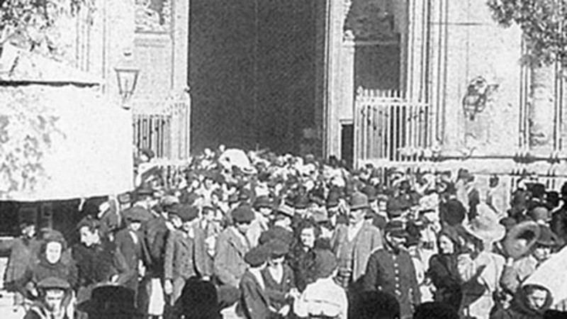 Worshippers Leaving the Noon Mass at Pilar de Zaragoza