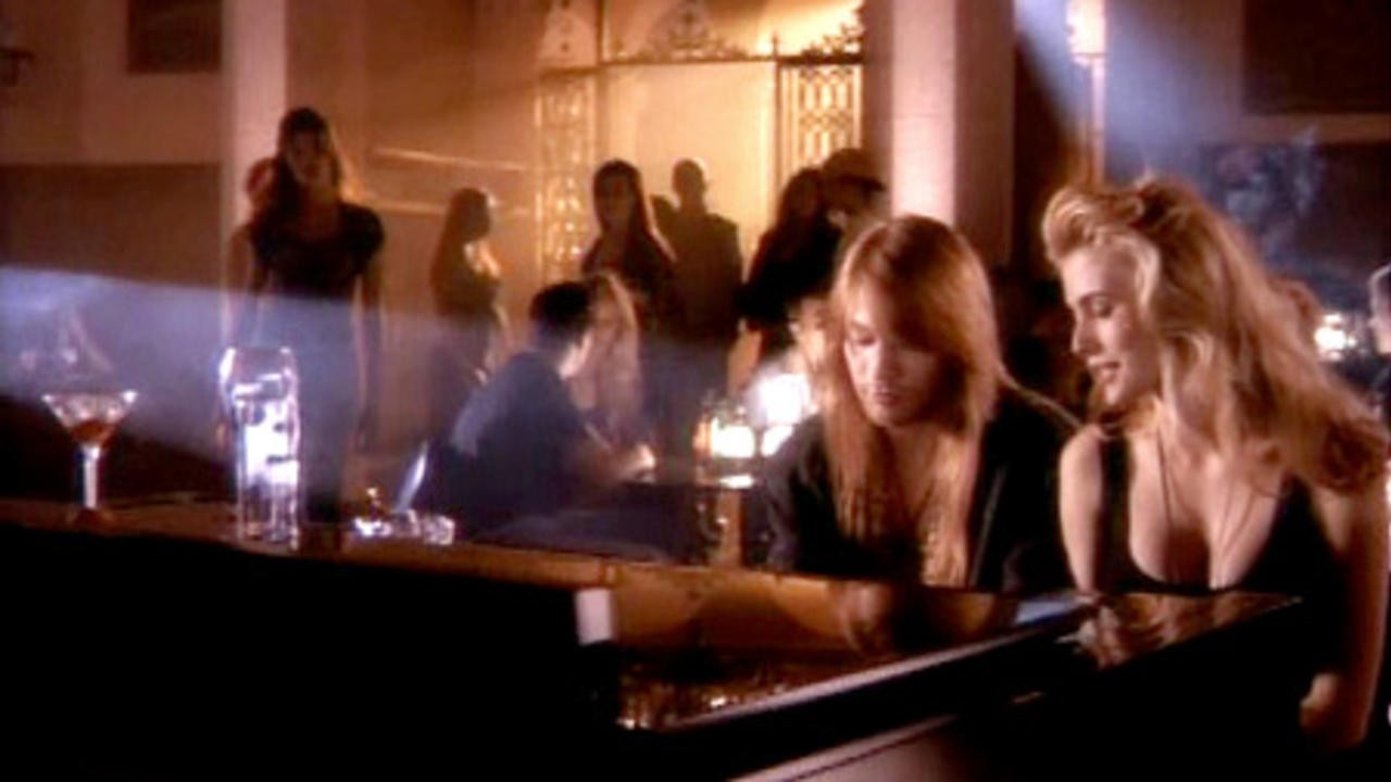 Guns N' Roses: Don't Cry [MV]