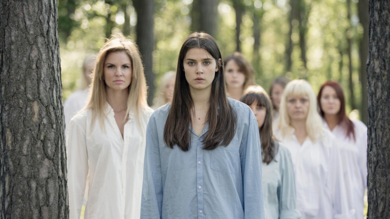 Women in Oversized Men’s Shirts
