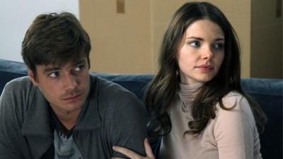 Katta, jinni qin surati Xotin kokrak videosini korsatadi