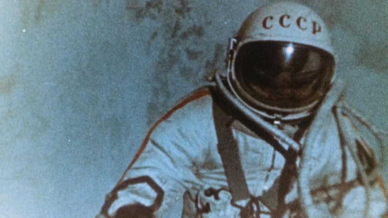 Фамилия первого космонавта в открытом космосе. Леонов первый выход в открытый космос. Космонавт Леонов в открытом космосе.