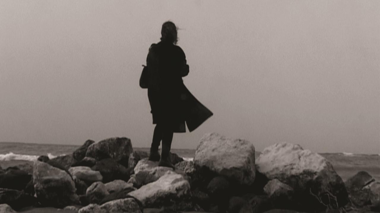 Image du film Je suis celle qui porte les fleurs vers sa tombe