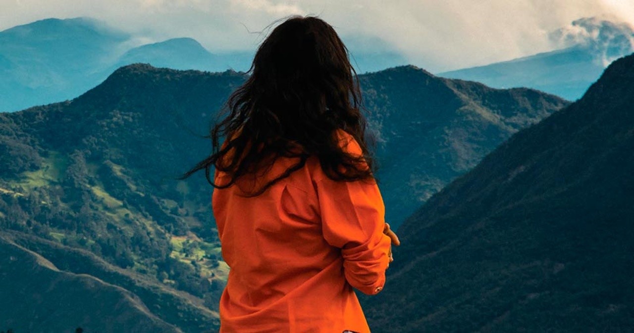 Miss María, Skirting the Mountain