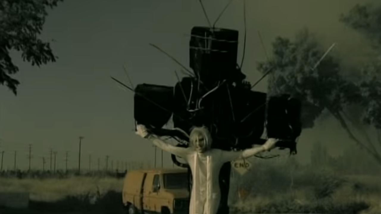 Marilyn Manson: I Don't Like the Drugs, But the Drugs Like Me [MV]