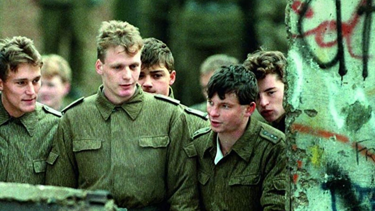 When the Wall Came Tumbling Down: 50 Hours that Changed the World