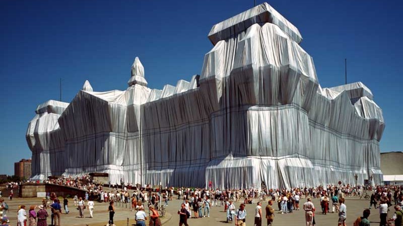 Christo & Jeanne-Claude: Wrapped Reichstag, Berlin 1971-1995