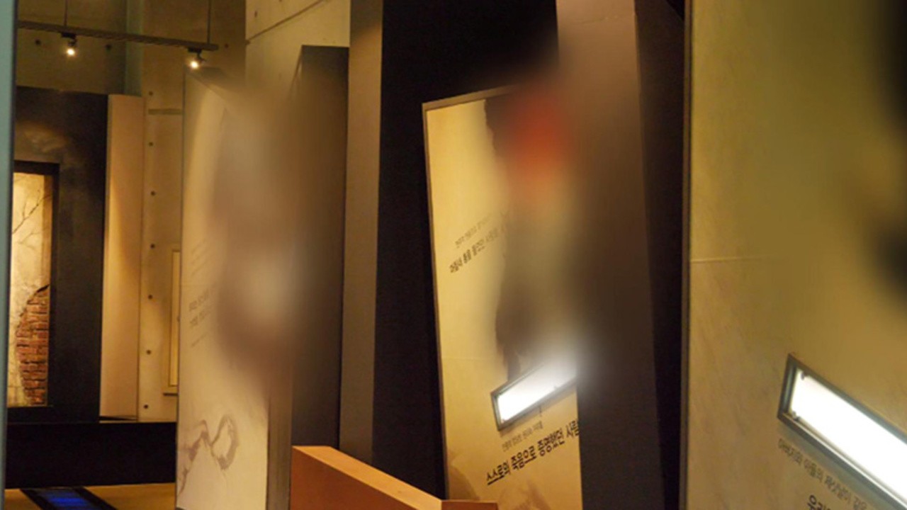 Hand, Remember, Mosaic