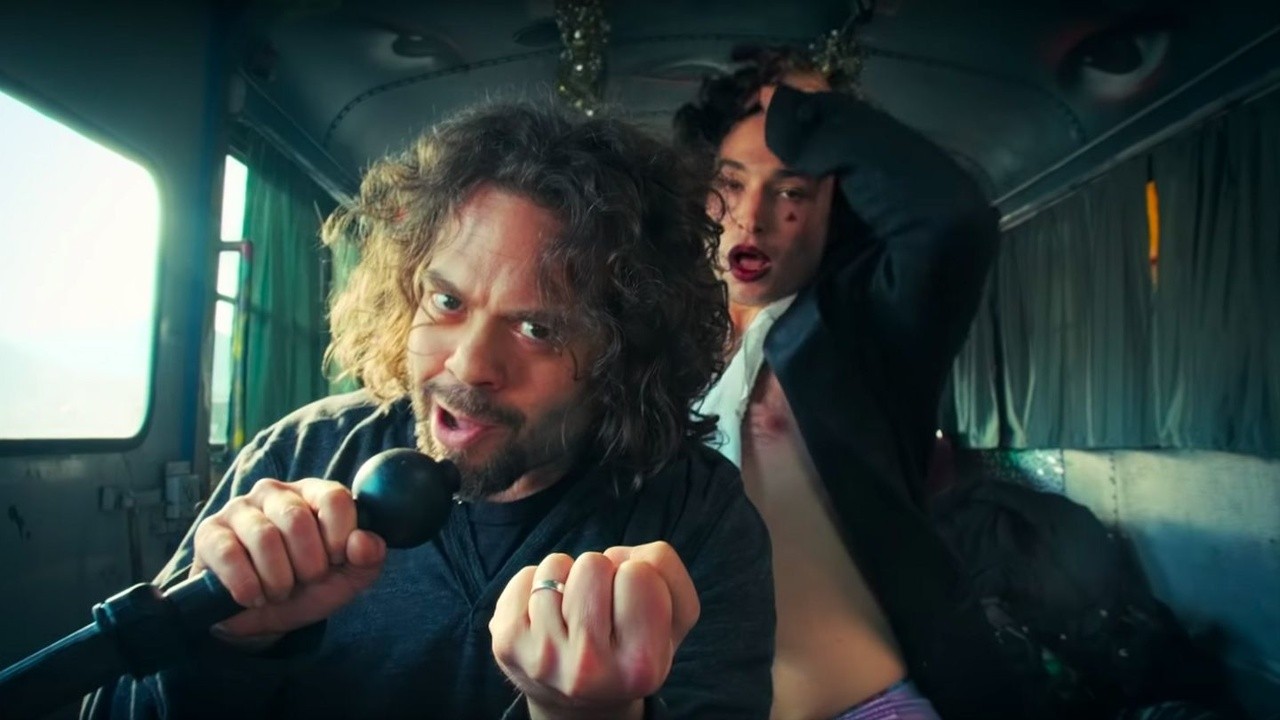 Dan Fogler & Ezra Miller: Hanukkah, O Hanukkah [MV]
