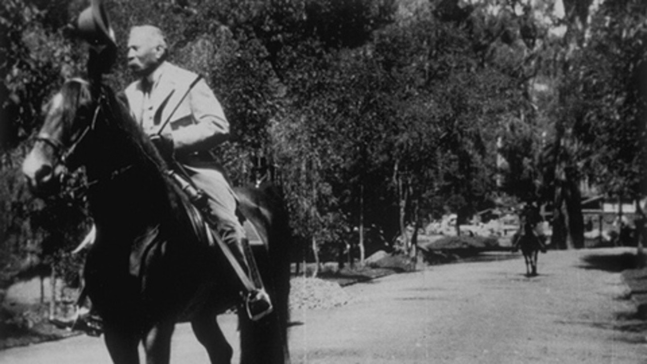 El presidente de la república paseando a caballo en el bosque de Chapultepec