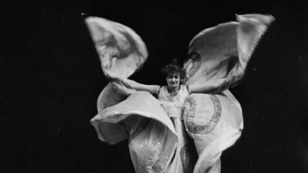 Serpentine Dance by Lina Esbrard (1902) MUBI