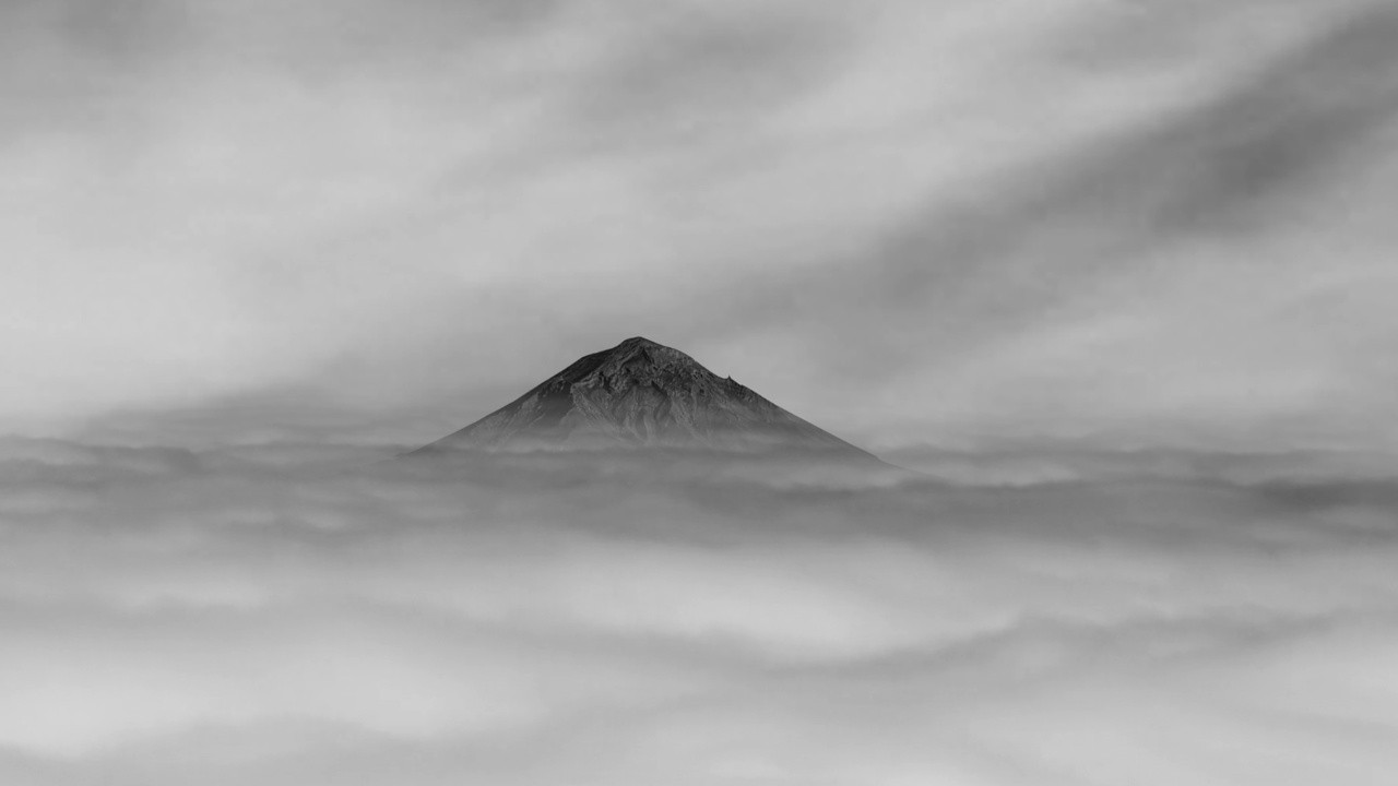 Las Nubes bajo el Volcán