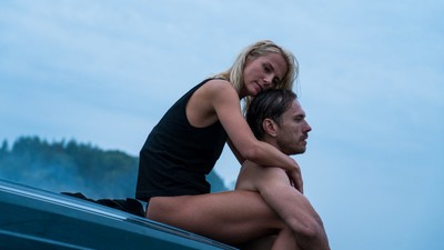 Rus porno qizlar bir vaqtning ozida ikki teshik Jinsiy aloqa: Gozal etuk ona oglining katta qolini kordi.