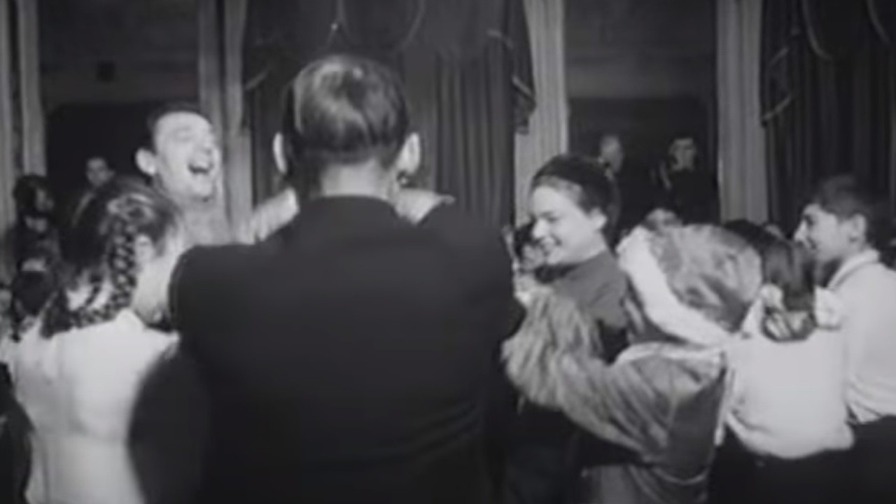 Yves Montand is Singing