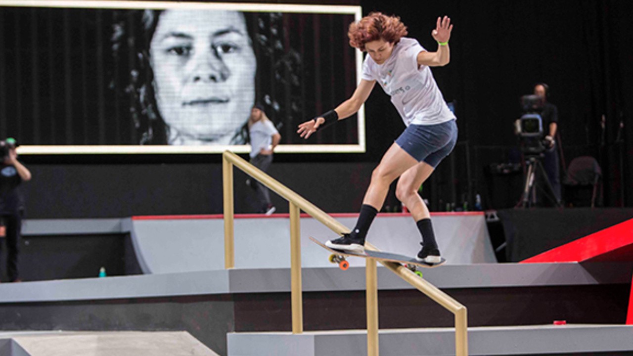 Pushing Forward - Skateboard Like a Girl