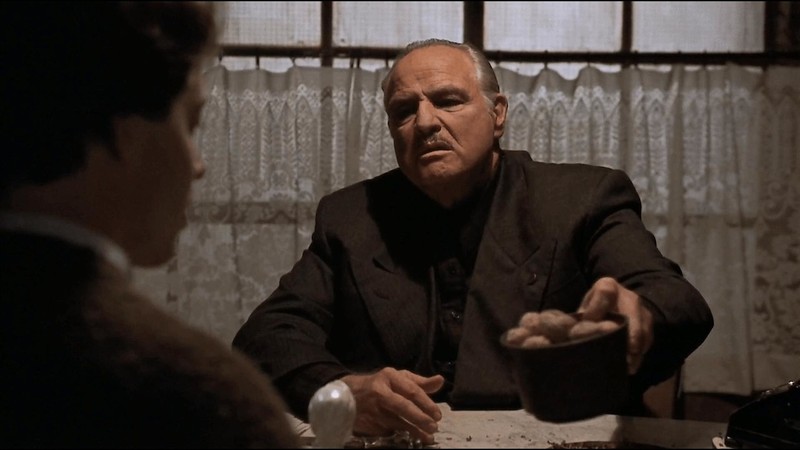 Um Novato na Máfia : Uma comédia sobre crime, com Marlon Brando fazendo uma paródia de Corleone