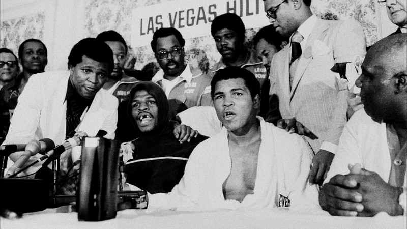 Ali Loading Muhammad Ali (2021) | MUBI