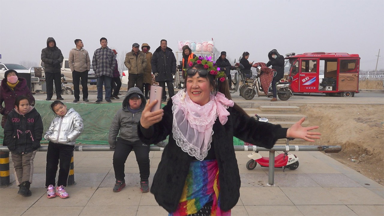 Huahua's Dazzling World and Its Myriad Temptations