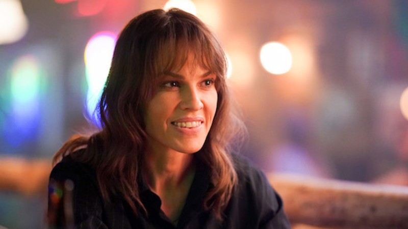 A série com Hilary Swank que é "linda de cair o queixo" e faz qualquer um ceder às emoções psicologiasdobrasil.com.br - A série com Hilary Swank que é "linda de cair o queixo" e faz qualquer um ceder às emoções