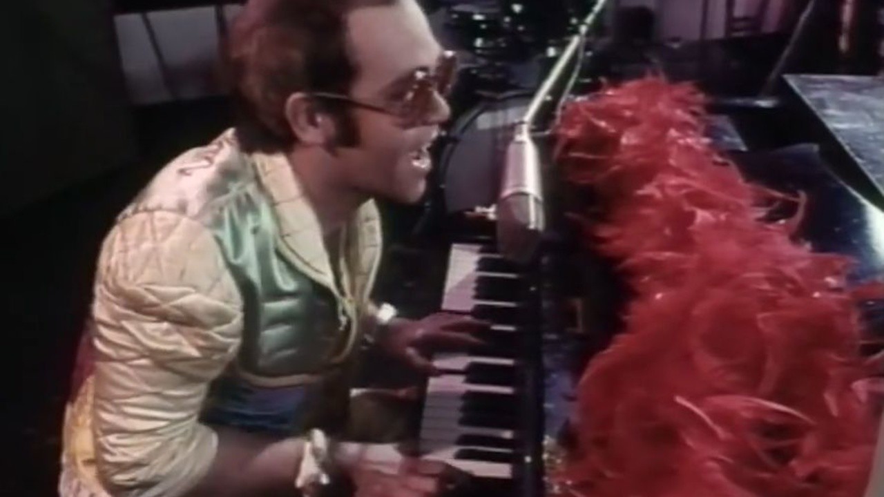 Elton John: Step into Christmas [MV]