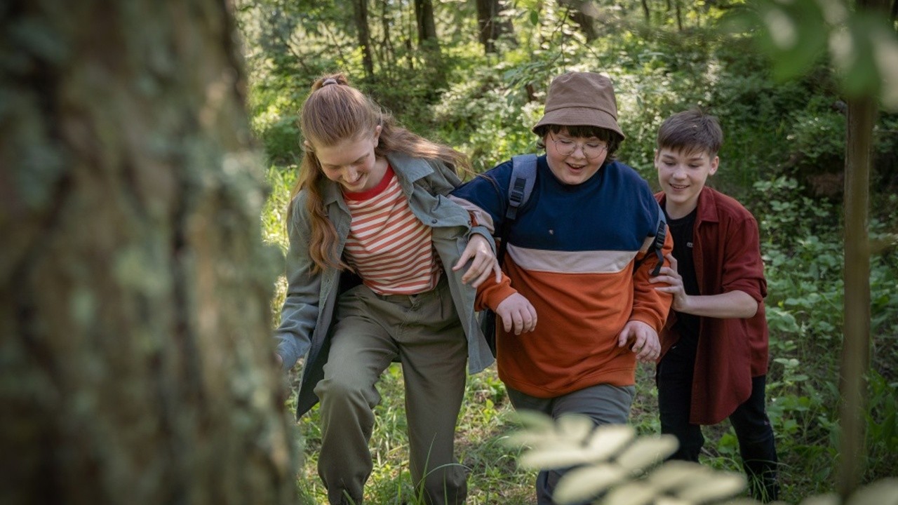 Qani, erining oldida yig‘laydi.