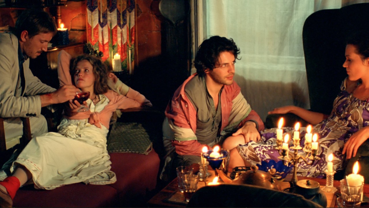 U ozining ulkan xorozini ichimga tiqdi.