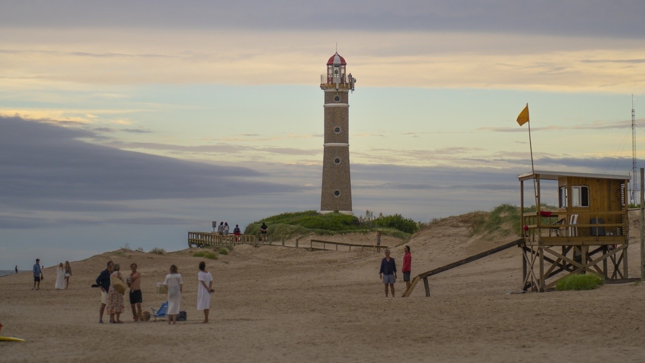 La Huella: The Story of a Beach Bar/Resto (2022) | MUBI