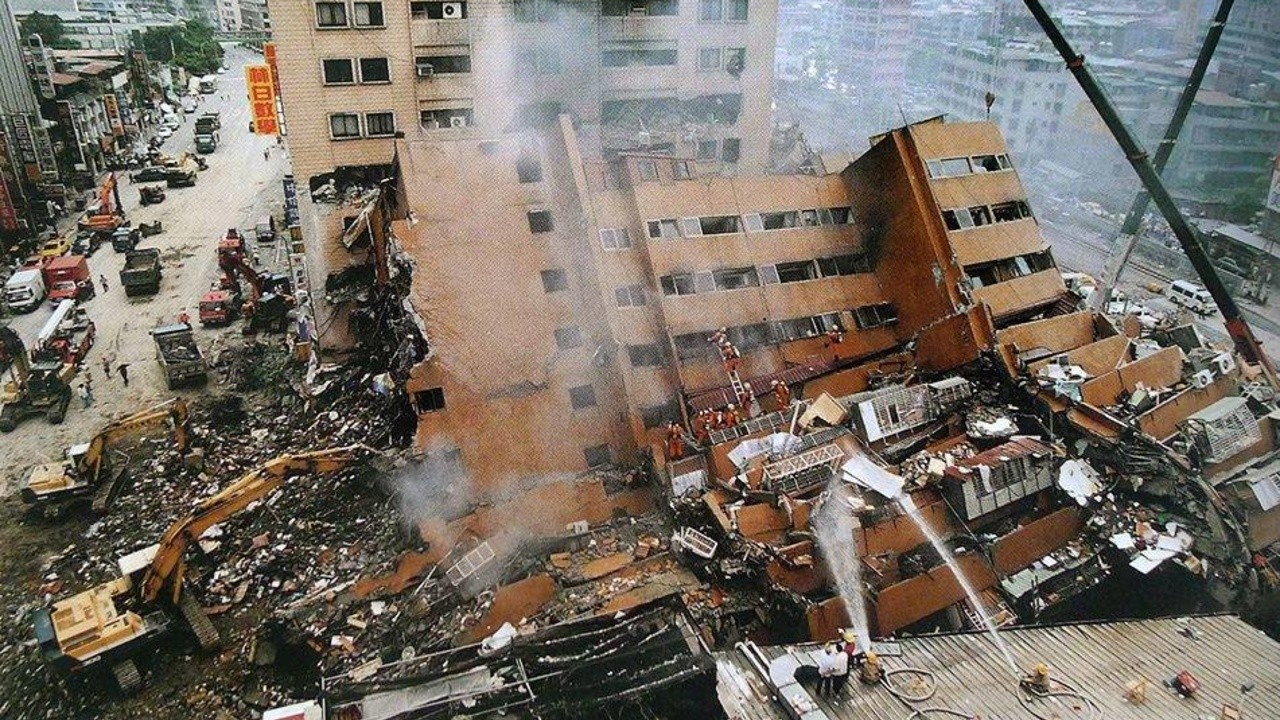 Тайвань землетрясение жертвы. Тайваньское землетрясение 1999. Землетрясение 9/21 на Тайване. Тайвань 1999. Землетрясение на Тайване в 1999 году.