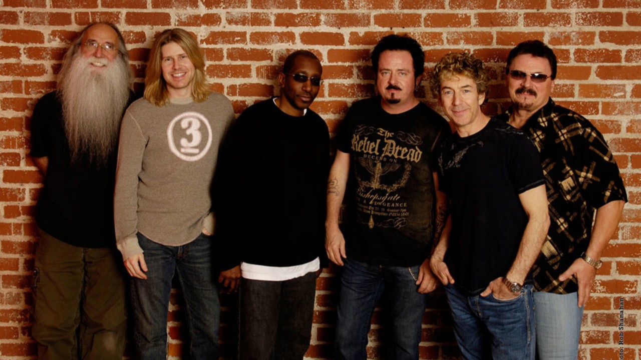 Toto: Falling in Between - Live in Paris