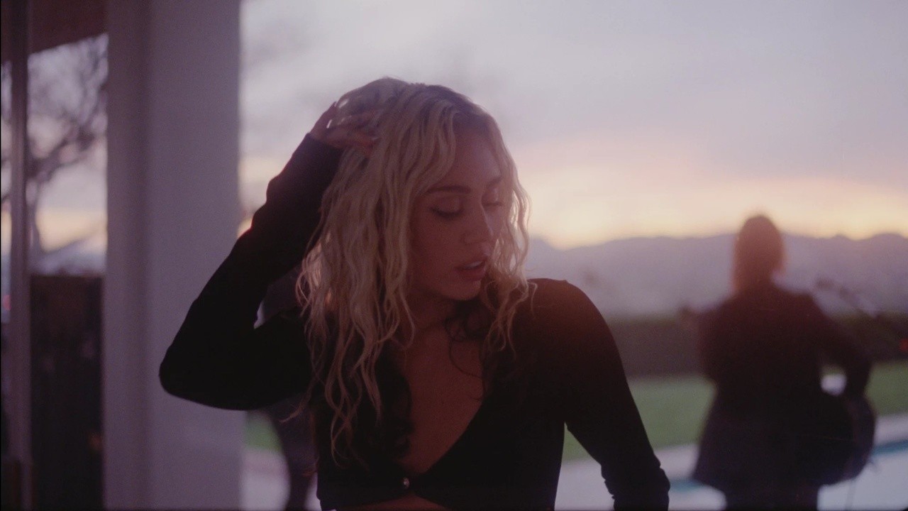 Miley Cyrus – Endless Summer Vacation (Backyard Sessions)