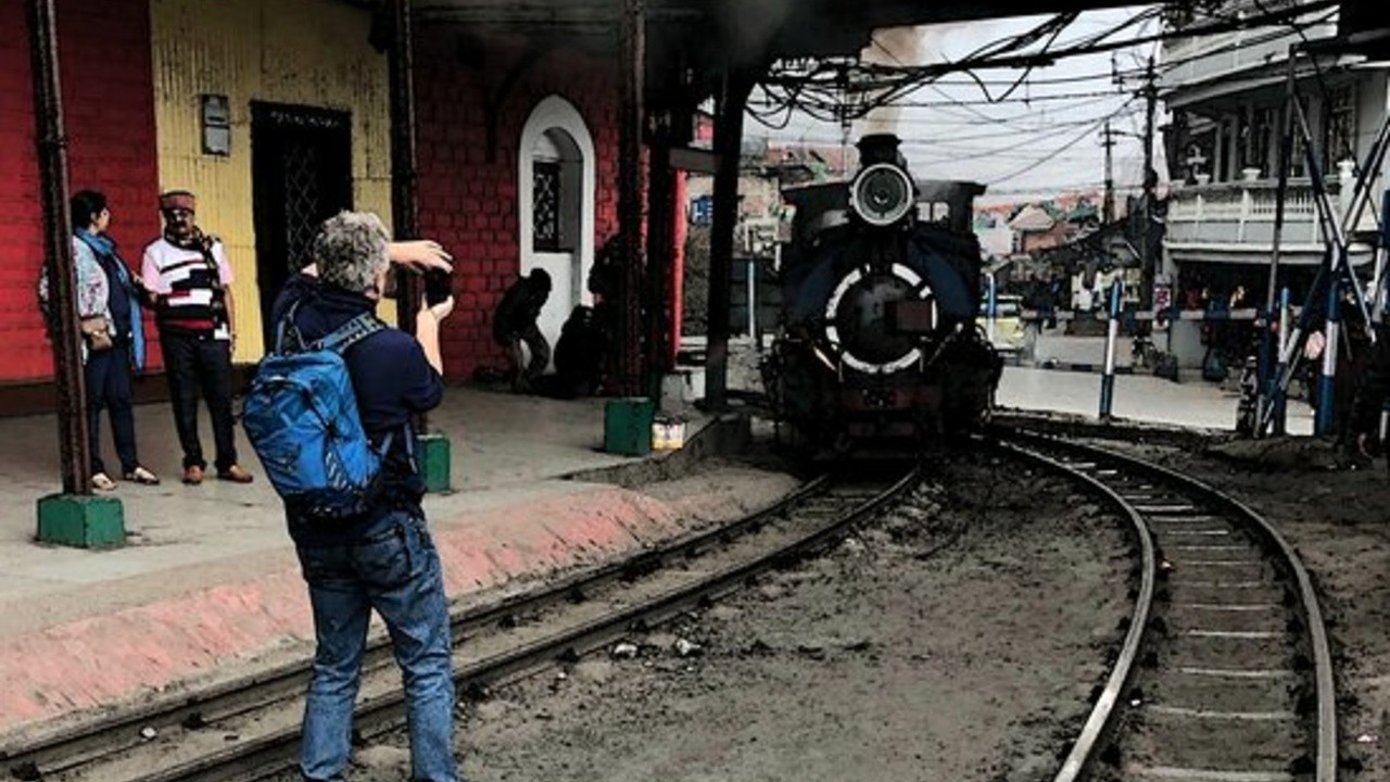 Ghumjeeling - A Meeting by the Railways