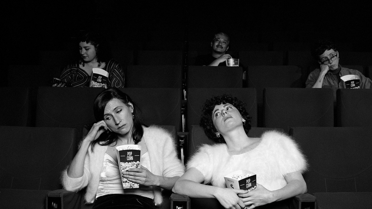 Romy & Laure... Happées par le trou spatio-temporel!