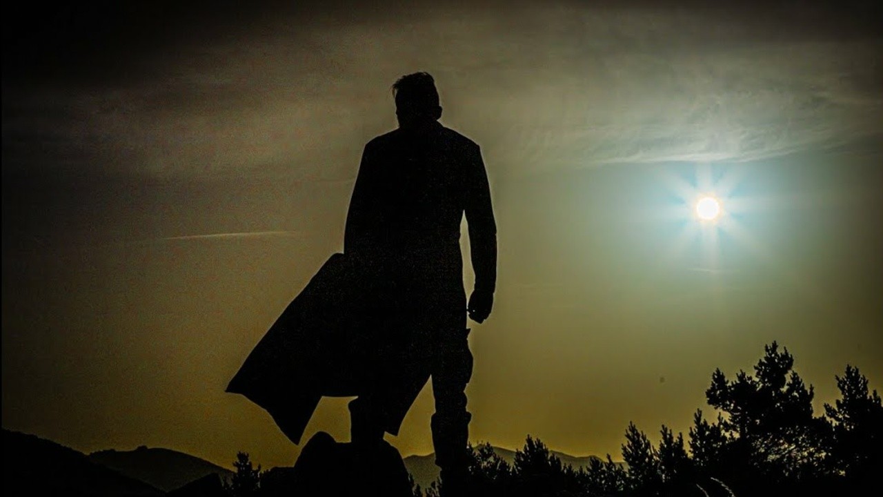 El hombre acecha