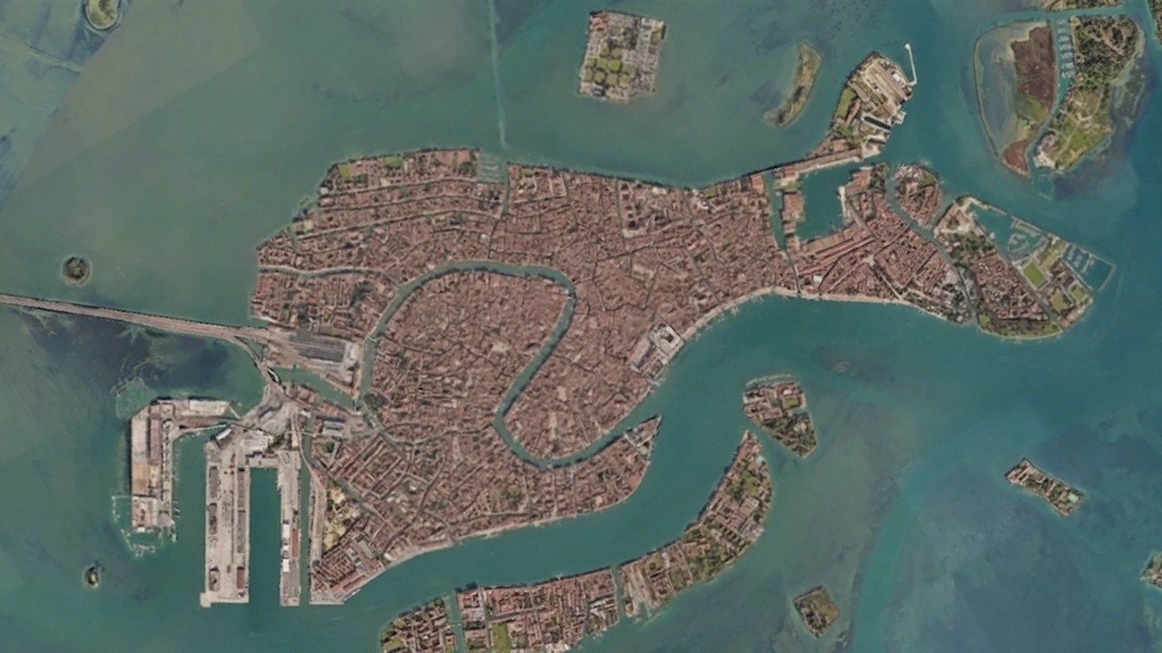 J'adore Venise - On Disappearing Bodies