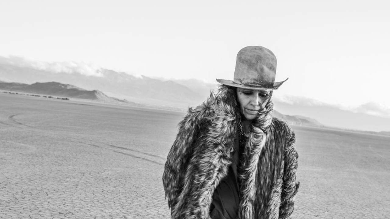 Linda Perry: Let It Die Here