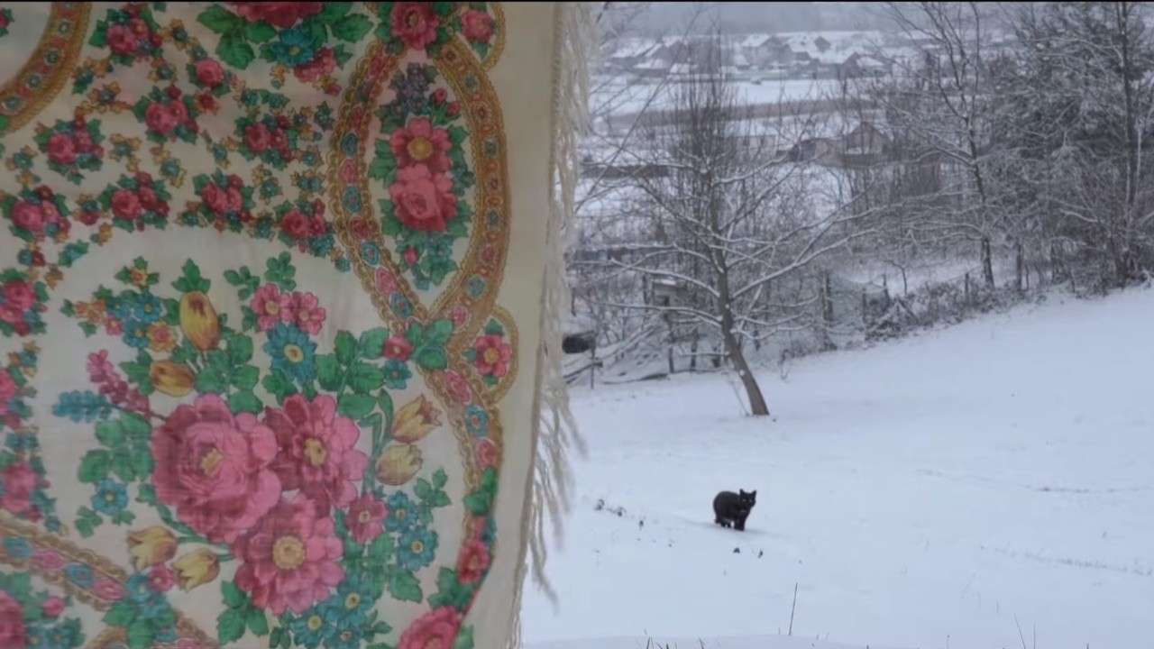 Image du film At the Door of the House, Who Will Come Knocking