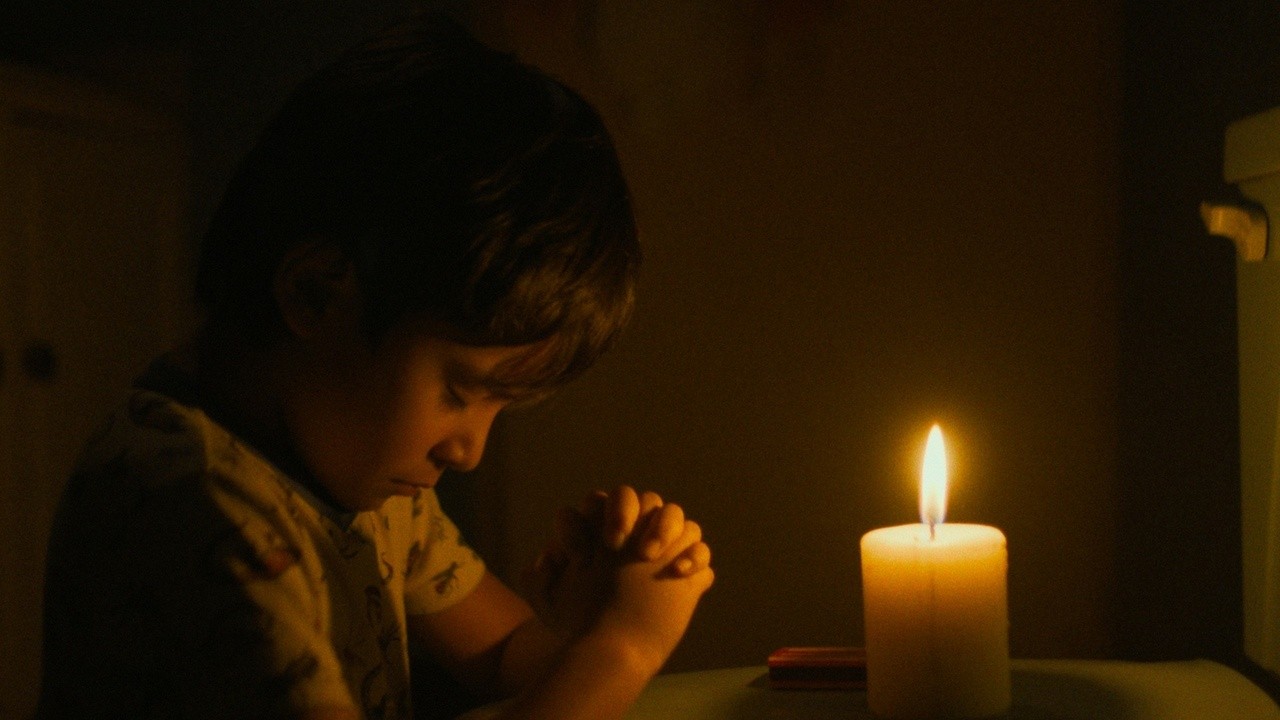 Image du film El diablo fuma (y guarda las cabezas de los cerillos quemados en la misma caja)
