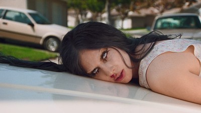 It uslubidagi yalangoch nigeriyalik qizlarning yaqindan suratlari Shiftga osilgan onalarning erotik fotosuratlari