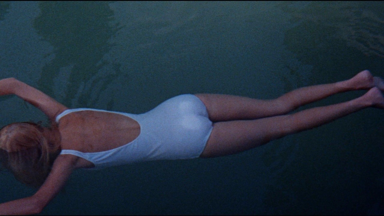 In fondo alla piscina