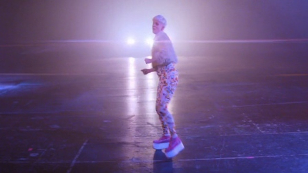 Robyn: Call Your Girlfriend [MV]